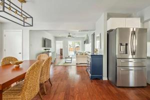 een keuken en eetkamer met een tafel en een koelkast bij The Oak Haven - 3BR with Pool Billiards & Arcade in Austin +28 foto's