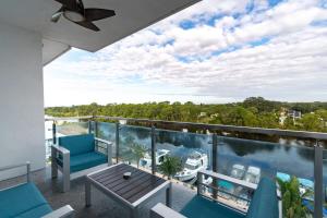 balcone con sedie, tavolo e vista di Stateroom Elite CC-503 a Indianola Altre 66 foto