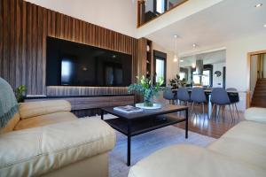 un soggiorno con un divano e un tavolo di GALIHOST - Villa Gandara a Ribadumia