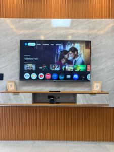 een flatscreen-tv zittend op een plank bij Impera House Casa com piscina in Imperatriz