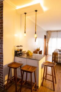 Η κουζίνα ή μικρή κουζίνα στο The apartments-Bwebajja