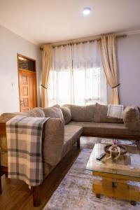 Χώρος καθιστικού στο The apartments-Bwebajja