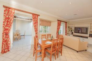 una cucina e una sala da pranzo con tavolo e sedie di Charming Historic Home in Central Stellenbosch a Stellenbosch