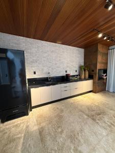 Nhà bếp/bếp nhỏ tại Casa Temporada Praia do Forte, Complexo Iberostate, 5 Suítes +149 ảnh