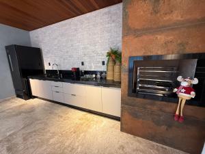 Nhà bếp/bếp nhỏ tại Casa Temporada Praia do Forte, Complexo Iberostate, 5 Suítes