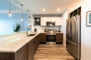 una cucina con elettrodomestici in acciaio inossidabile e mobili in legno di Stateroom Elite CC-504 a Indianola