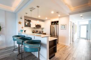 una cucina con sgabelli blu a un bancone di Stateroom Elite CC-504 a Indianola