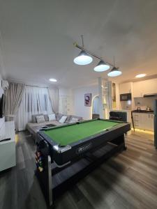 Bàn bi-da tại Mira Haven Apartments