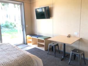 TV a/nebo společenská místnost v ubytování The Claim Accommodation