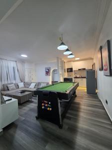 Bàn bi-da tại Mira Haven Apartments