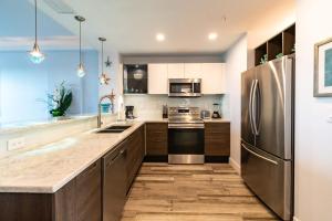 una cucina con frigorifero in acciaio inox e mobili in legno di Stateroom Elite CC-505 a Indianola