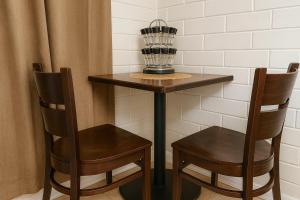 SolStar Suite - Steps From Tucson's NEW Casino في توسان: طاولة صغيرة و كرسيين في الغرفة