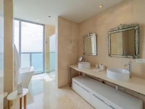 巴拿马城Habitación Royal de tres habitaciones con vista al mar的浴室里有两个洗手池和一面镜子 更多9张照片