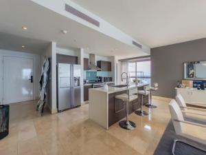 巴拿马城Habitación Royal de tres habitaciones con vista al mar的带冰箱和柜台的大厨房