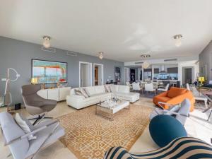 巴拿马城Habitación Royal de tres habitaciones con vista al mar的配有白色沙发和橙色椅子的客厅