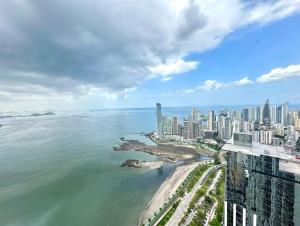 巴拿马城Habitación Royal de tres habitaciones con vista al mar的海边城市的鸟瞰图