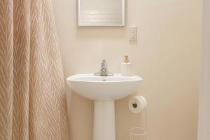 SolStar Suite - Steps From Tucson's NEW Casino في توسان: حمام مع مغسلة وستارة دش