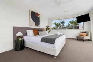 Laguna by Khove في غولد كوست: غرفة نوم بسرير كبير ونافذة كبيرة +48 صورة