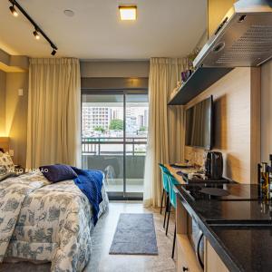 una camera d'albergo con un letto e una cucina di Edificio Hauz Mitre Vila Clementino a San Paolo