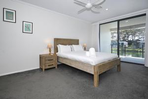 Postel nebo postele na pokoji v ubytování Stunning Maroochy Waterfront Home