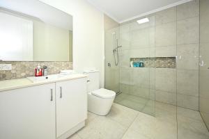 Koupelna v ubytování Stunning Maroochy Waterfront Home + 22 fotografií