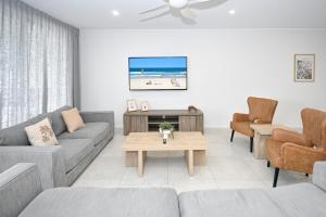 Posezení v ubytování Stunning Maroochy Waterfront Home