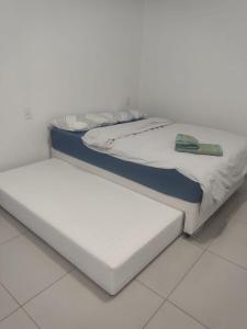 Loft Serra Gaúcha-Bem estar no coração de Nova Petrópolis في نوفا بتروبوليس: سريران توأمان متجاوران على أرضية