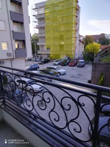 een balkon met uitzicht op een parkeerplaats bij Splendid J&R apartman in Bijeljina