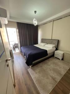a bedroom with a king sized bed and a window at mersin merkezde her yere kolay ulaşım #daire in Mersin