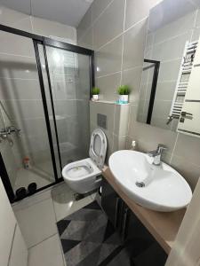 a bathroom with a sink and a toilet and a shower at mersin merkezde her yere kolay ulaşım #daire in Mersin