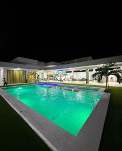 una gran piscina frente a un hotel en Sun Beach, en Puerto Colombia