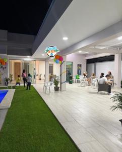 Una representación de un vestíbulo con una alfombra verde. en Sun Beach, en Puerto Colombia 36 fotos más