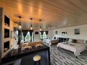a large living room with two beds and a couch at Arenal cautiva in El Castillo de La Fortuna