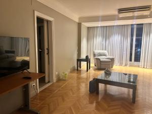 Posezení v ubytování Spacious 3-Bedroom Nile View in Agouza