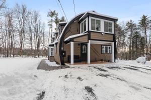 Το NEW Modern Barrel Getaway HOT TUB & Game Room τον χειμώνα