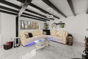 Χώρος καθιστικού στο NEW Modern Barrel Getaway HOT TUB & Game Room