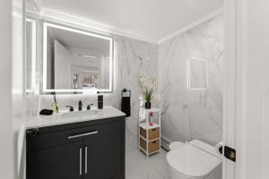 Ένα μπάνιο στο NEW Modern Barrel Getaway HOT TUB & Game Room +32 φωτογραφίες