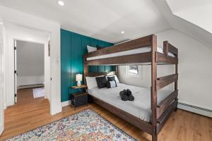 Ένα ή περισσότερα κρεβάτια σε δωμάτιο στο NEW Modern Barrel Getaway HOT TUB & Game Room