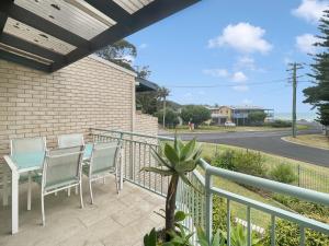 2-Bed Townhouse with Outdoor Area في Long Beach: فناء مع كراسي وطاولة على شرفة