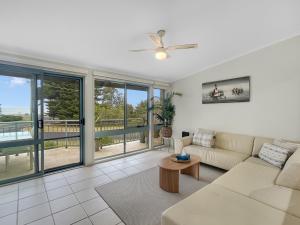 2-Bed Townhouse with Outdoor Area في Long Beach: غرفة معيشة بها أريكة وطاولة