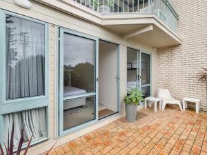 2-Bed Townhouse with Outdoor Area في Long Beach: فناء مع أبواب زجاجية منزلقة وشرفة +15 صورة