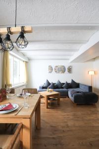 Ruang duduk di Brand New, 5min to Ski PARADISE ! +20 gambar