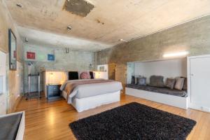 En eller flere senge i et værelse på The Grand Apartment - Silo Complex