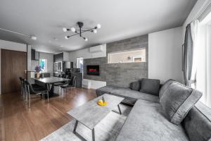 een woonkamer met een bank en een tafel bij Pregio Asahikawa in Asahikawa