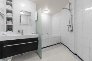 Et badeværelse på The Grand Apartment - Silo Complex + 6 billeder