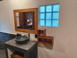 シデメンにあるManuk Dewata Villaの洗面台と鏡のあるバスルーム +44枚の写真