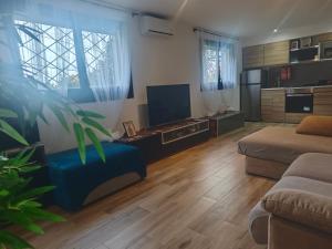 een woonkamer met 2 bedden en een flatscreen-tv bij INSPIRA MAISON Montaña y Mar in Teià