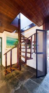 uma escada numa casa com uma porta de vidro em Búzios Samba Suítes em Búzios