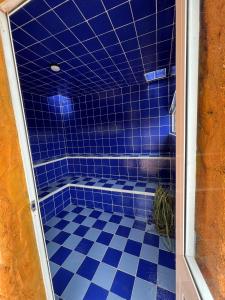 a room with a blue tiled floor in a room at Cabaña Sol in Calimita