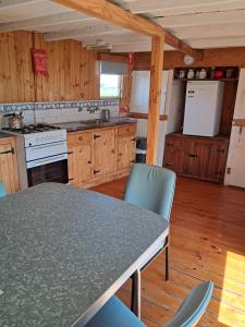 Kuchyň nebo kuchyňský kout v ubytování PS Federal Retreat Paddle Steamer Goolwa